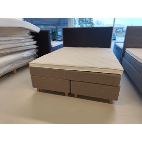 Kontinentalseng 160x200 i flot mrk sand.