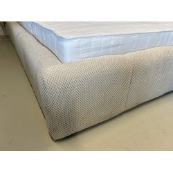 *Fast lavpris* Opbevaringsseng 180x200 cm inkl. topmadras og sengegavl - lys beige