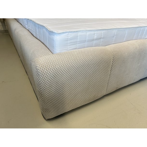 *Fast lavpris* Opbevaringsseng 180x200 cm inkl. topmadras og sengegavl - lys beige